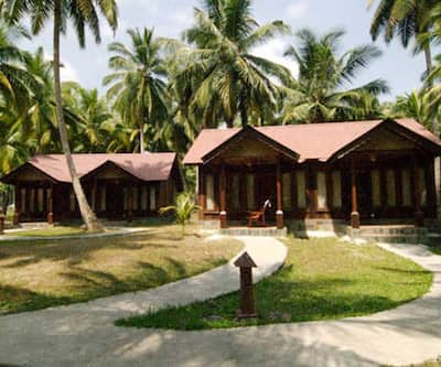 https://imgcld.yatra.com/ytimages/image/upload/t_hotel_yatra_city_desktop/v1399550260/Domestic Hotels/Hotels_Havelock/Silver Sand Beach Resort (Group of Singhotel)/Overview 1.jpg